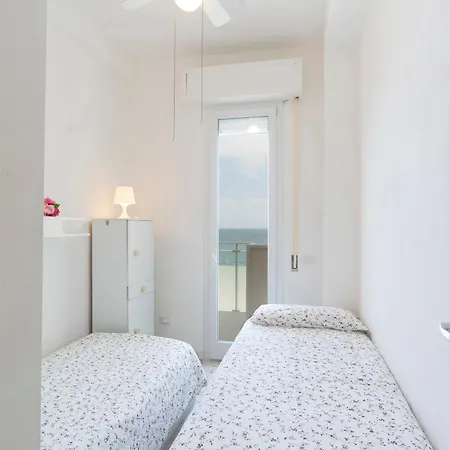 Apartment 101 - Trilocale Al Terzo Piano Con Strepitosa Vista Mare, Climatizzato, A 50 Mt Dal Mare *